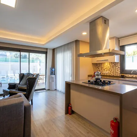 Villa With Large Garden In Izmir, - Awz 109