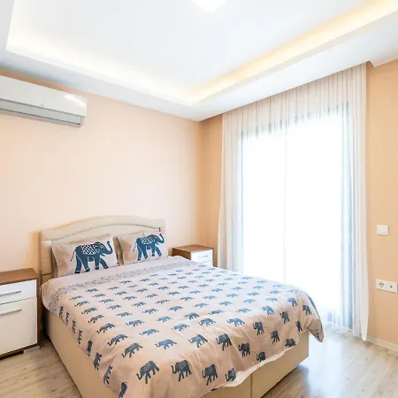 Villa With Large Garden In Izmir, - Awz 109 *